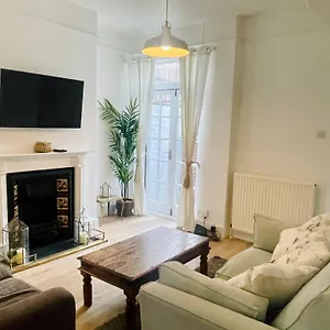 Newly Refurbished Centre House With Parking Holiday home Exeter
