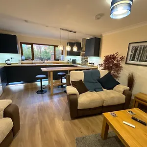 New Flat, 3 X Double Bed En-suite Bedrooms, Private Kitchen & Lounge, Free Private Parking & Own Workspaces Apartment Exeter