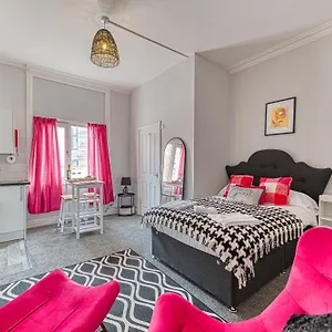 Heights By Guestz Apartment Chester